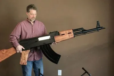 Видео: Американский поклонник АК-47 сделал увеличенную копию автомата из  дерева