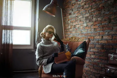 Обои на рабочий стол Модель Юлия Филатова в очках сидит в кресле на фоне  окна, фотограф Соловьев, обои для рабочего стола, скачать обои, обои  бесплатно