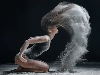 Обои на рабочий стол Танцующая девушка подымает волосами пыль и песок,  фотограф Александр Яковлев, обои для рабочего стола, скачать обои, обои  бесплатно
