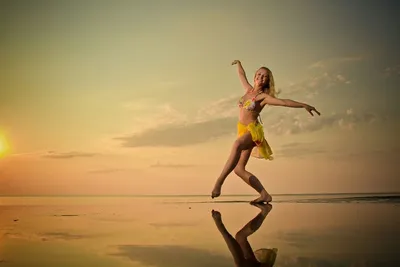 Обои на рабочий стол Девушка стоит в танцевальной позе на берегу моря и  улыбается, фотограф Александр Хромов, обои для рабочего стола, скачать обои,  обои бесплатно