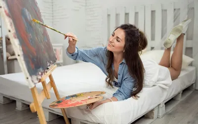 Картинки девушка, рисует, длинные волосы, на кровати, alex zakharov, александр  захаров - обои 1280x800, картинка №271999
