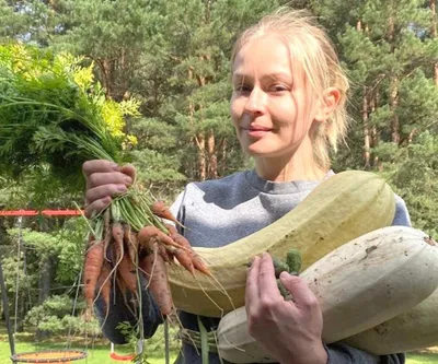 Трава у дома Юлии Пересильд. Перец, морковка и космический купол на огороде