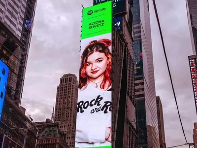 Фото певицы из Челябинска появилось на билборде в центре Нью-Йорка
