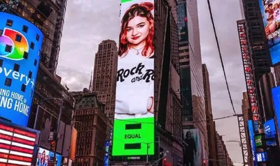 Певица из Челябинска Алена Швец засветилась на билборде на Тайм-сквер