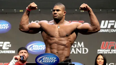 Поклонники UFC обеспокоены «нездоровой» трансформацией тела неузнаваемой легенды ММА, когда он теряет некогда огромные мышцы | Солнце