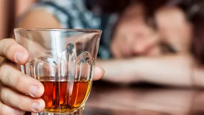 Крапивница от алкоголя: причины развития, диагностика, лечение  медикаментами и народными методами