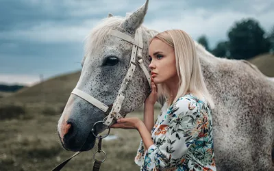 Обои на рабочий стол Девушка-блондинка стоит рядом с лошадью на природе,  обои для рабочего стола, скачать обои, обои бесплатно