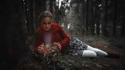 Обои на рабочий стол Девушка Анастасия Суханова в лесу держит руки у  растения со свечением, фотограф Сергей Кузичев, обои для рабочего стола,  скачать обои, обои бесплатно