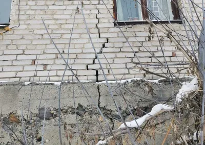 Страшно, что развалится в любой момент». Непризнанный аварийным дом в  Барнауле «треснул» с четырёх сторон