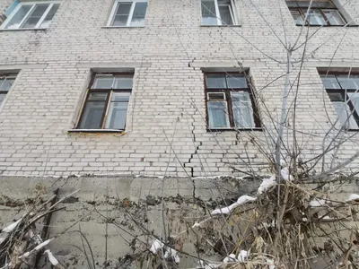 Страшно, что развалится в любой момент». Непризнанный аварийным дом в  Барнауле «треснул» с четырёх сторон