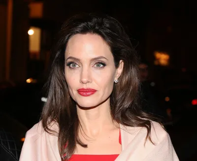 ФОТО: Анджелина Джоли снова надела рога Малефисенты - RU.DELFI