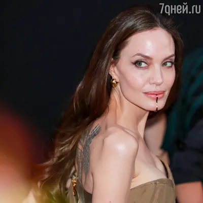 Наряд-мешок и скоба на губе: Анджелина Джоли потрясла своим видом - 7Дней.ру
