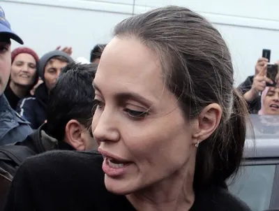 Анджелина Джоли опубликовала пост после поездки во Львов, показав осколок  бомбы - TOPNews.RU