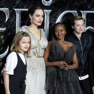 Одно лицо: Анджелина Джоли показала редкое фото с дочкой-тинейджером