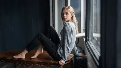 Обои на рабочий стол Девушка Маша сидит на столе у окна, фотограф Юрий  Демидов, обои для рабочего стола, скачать обои, обои бесплатно