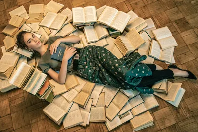 Обои на рабочий стол Модель Анна Пагута с книгой в руке лежит на полу в  окружении книг, by Ilya Blinov, обои для рабочего стола, скачать обои, обои  бесплатно