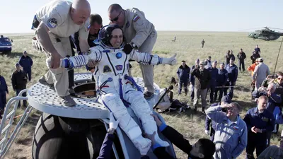 Космическая капсула "Союз" вернула экипаж МКС после пятимесячного полета - BBC News