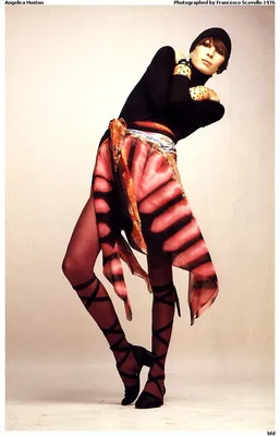 Anjelica Huston от Firooz Zahedi, икона курящей кожи 1970-х годов - Парфюмерный блог ÇaFleureBon