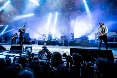 Файл:Arctic Monkeys - Orange Stage - Roskilde Festival 2014.jpg — Википедия