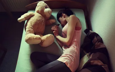 Обои на рабочий стол Девушка с игрушечным медведем лежит на кровати, обои  для рабочего стола, скачать обои, обои бесплатно