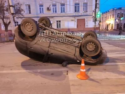 Астрахань | В центре Астрахани перевернулось авто - БезФормата