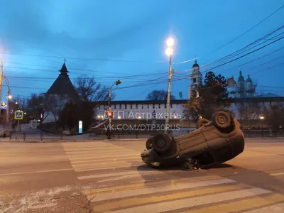 Астрахань | В центре Астрахани перевернулось авто - БезФормата