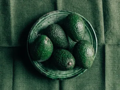 Что делать, если купил неспелый авокадо: можно ли его есть, как заставить  его дозреть - Чемпионат