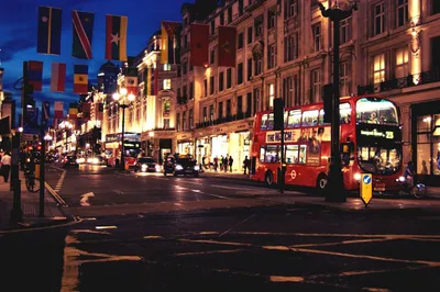 Автобусы, машины, люди на вечерней улице в центре Лондона - обои на рабочий  стол
