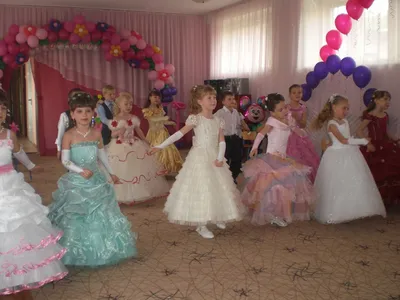 Нарядные платья для девочек: - бальные - праздничные - вечерние - пышные -  свадебные - детские платья на п… | Девушка в платье, Платья с цветами для  девочек, Платья