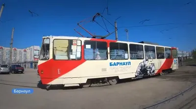 По Барнаулу начал курсировать трамвай «трудовой доблести»