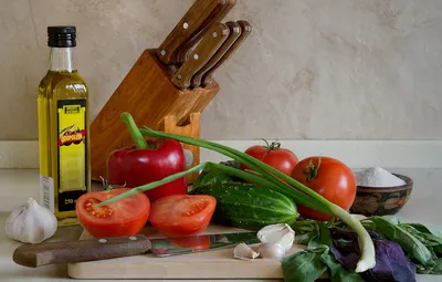 Обои зелень, масло, лук, перец, ножи, овощи, помидоры, огурцы, чеснок,  базилик картинки на рабочий стол, раздел еда - скачать