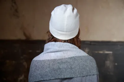 Белая вязаная шапка из шерсти, артикул L3-53-006-110 | Купить в  интернет-магазине Yana в Москве
