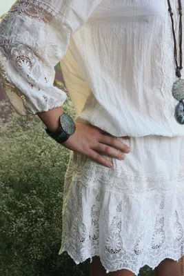 Белое ажурное платье крючком с воланами - Lilia Vignan