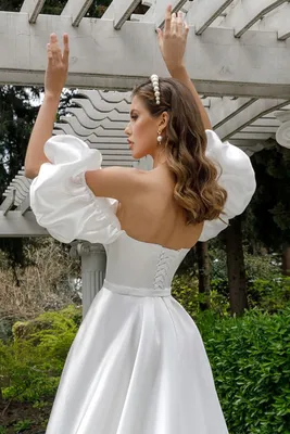 Свадебное атласное платье с прямым корсетом, открывающим плечи, съемным  рукавом и разрезом по ноге в Хабаровске