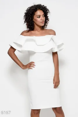 Белое прямое платье из креп-дайвинга с открытыми плечами и с воланами 51130  за 709 грн: купить из коллекции Beautiful - issaplus.com