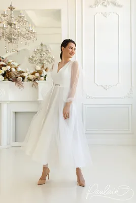 Белое свадебное платье и бежевые туфли фото