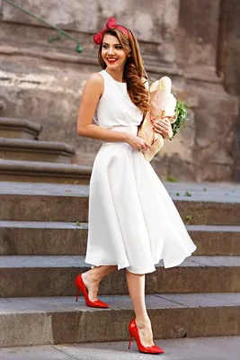 Белое свадебное платье и красные туфли фото