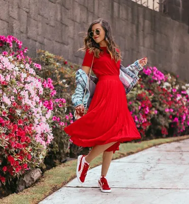 Кеды и кроссовки под платье - 30 примеров на модных блогерах | Наряды,  Блоггерский стиль, Модные стили