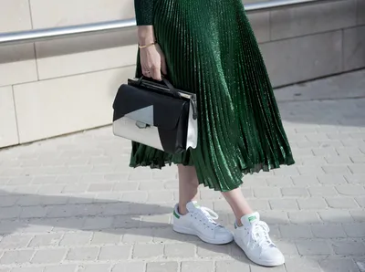 Как носить кроссовки с платьем: 5 правил, которые спасут тебя от модного  провала