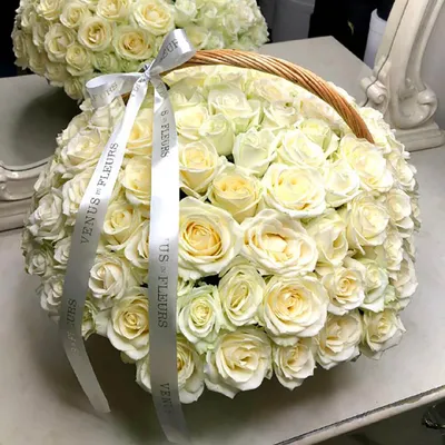 Белые розы в корзине - 101 шт за 13 890 руб. | Бесплатная доставка цветов  по Москве