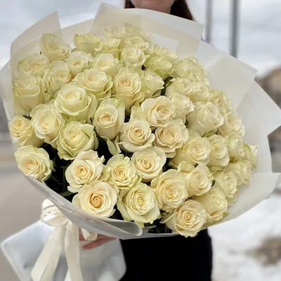 Букет белые розы 51 шт в белой упаковке «Ты моя нежность» • Доставка  букетов в Санкт-Петербурге