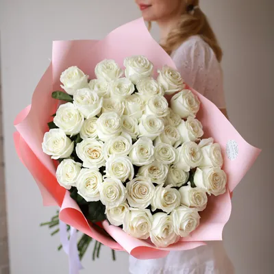 Белые розы в розовом оформлении (41 шт) №512 купить в Пензе