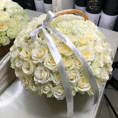 Белые розы в корзине за 7 990 руб. | Бесплатная доставка цветов по Москве
