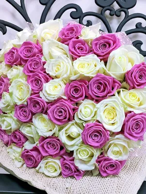 Розовые и белые розы микс 51 шт. купить от 6885 рублей в интернет-магазине