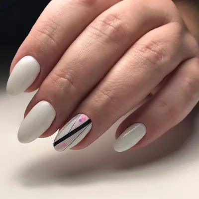 Белый маникюр с полоской на пальце - фото дизайна ногтей
