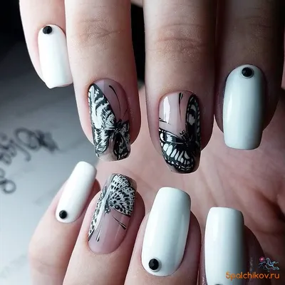 Белый маникюр с черно-белыми бабочками и стразами - фото дизайна ногтей