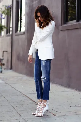 Белый пиджак с джинсами фото