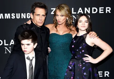 Бен Стиллер привел семью на премьеру «Зуландера 2»: фотографии