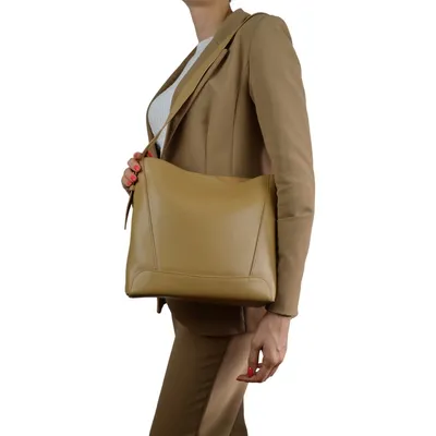 Бежевая компактная кожаная сумка на плетеном ремешке с цепочкой – Китай,  бежевого цвета, натуральная кожа. Купить в интернет-магазине в Омске. Цена  8780 руб.