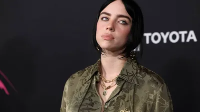 Подросковая демисезонная шапка Billie Eilish розовая